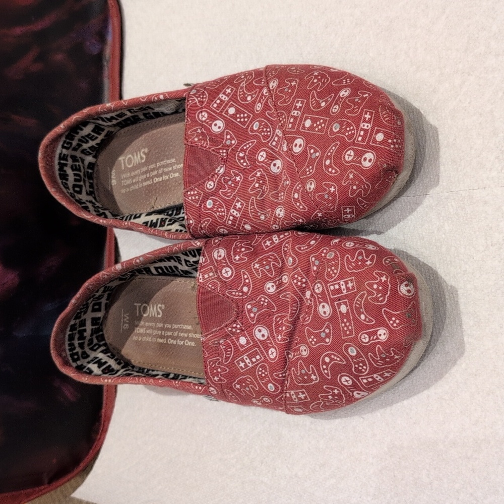 Toms with gaming design